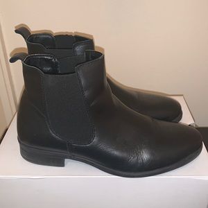 Gently worn flat ankle bootie!